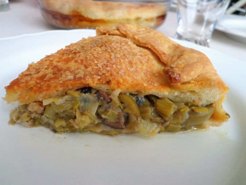 Calzone z cebulką dymką, anchois i oliwkami Calzone z cebulką dymką, anchois i oliwkami