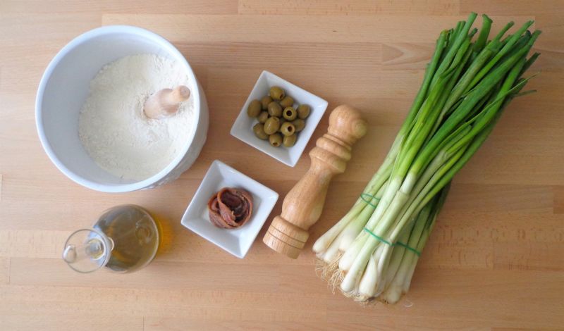 Calzone z cebulką dymką, anchois i oliwkami Calzone z cebulką dymką, anchois i oliwkami