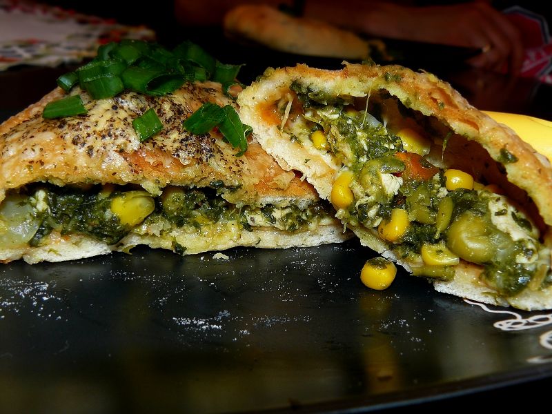 Calzone z kurczakiem, szpinakiem i kukurydzą  Calzone z kurczakiem, szpinakiem i kukurydzą
