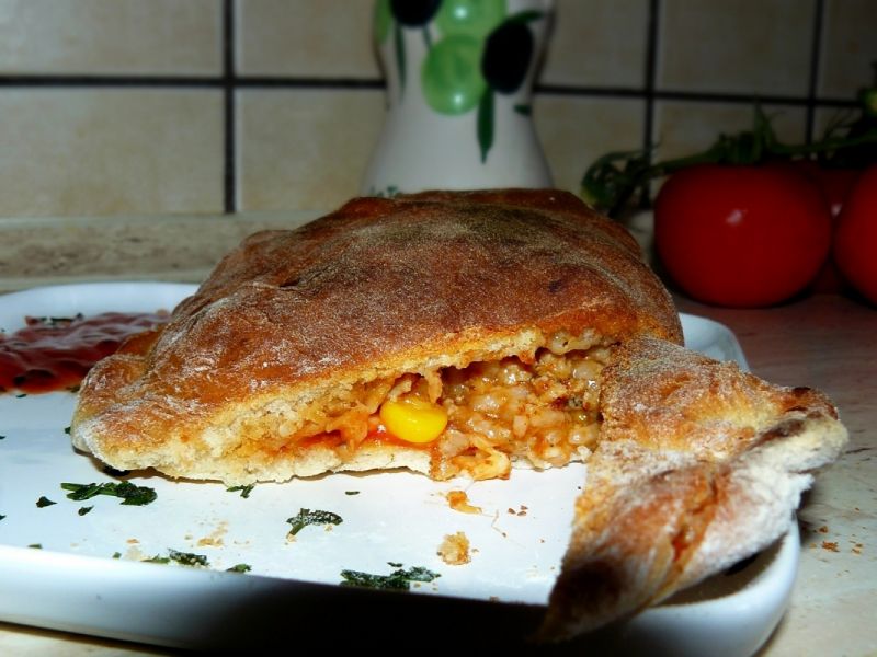 Calzone z mięsem mielonym, kukurydzą i ryżem
