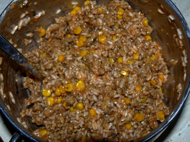 Calzone z mięsem mielonym, kukurydzą i ryżem