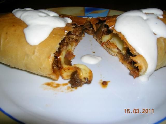 Calzone z mięsnym farszem