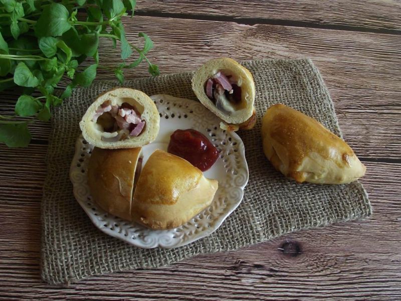 Calzone z pieczarkami, boczkiem i serem