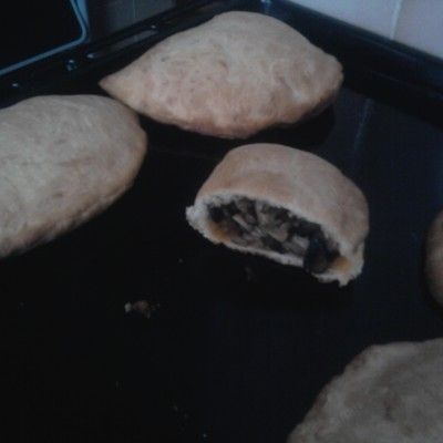 Calzone z pieczarkami kiełbasą i żółtym serem