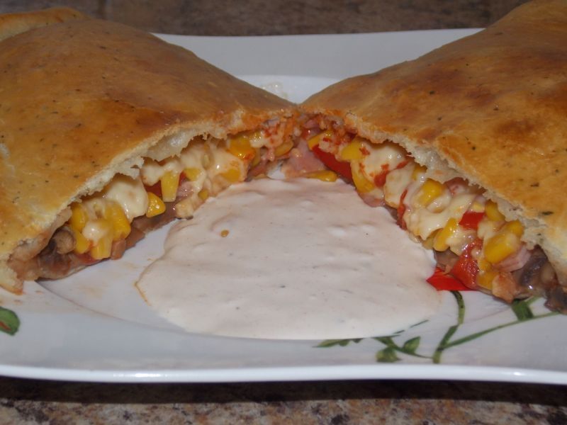 Calzone z szynką konserwową