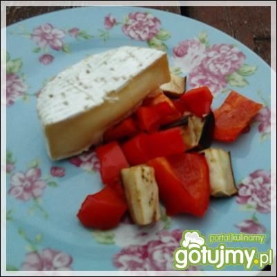 Camembert grillowany z warzywami i winem