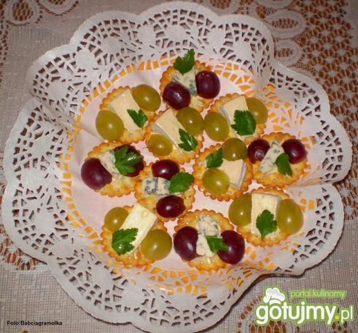 Camembert i Roquefort na krakersach  Camembert i Roquefort na krakersach