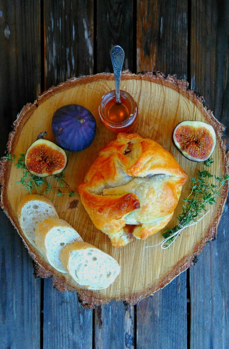 Camembert pieczony z figami w cieście francuskim