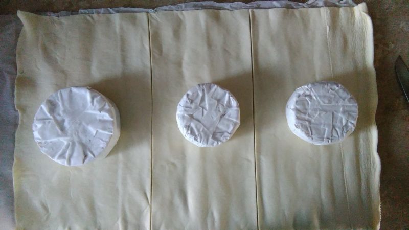 Camembert pieczony z figami w cieście francuskim