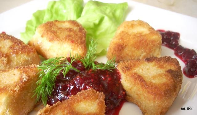 Camembert smażony z żurawiną  Camembert smażony z żurawiną
