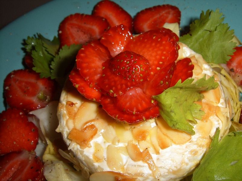 Camembert w migdałąch z cykorią i truskawkami Camembert w migdałąch z cykorią i truskawkami