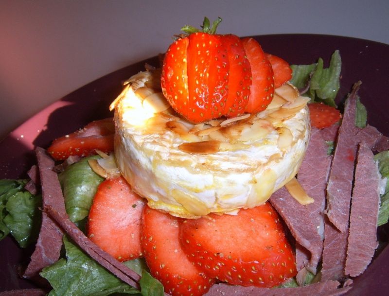 Camembert w płatkach migdałowych z wędzoną szynką Camembert w płatkach migdałowych z wędzoną szynką