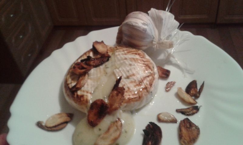 Camembert z chipsami czosnkowymi. Camembert z chipsami czosnkowymi.