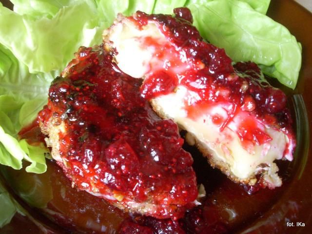 Camembert z orzechami i żurawiną Camembert z orzechami i żurawiną