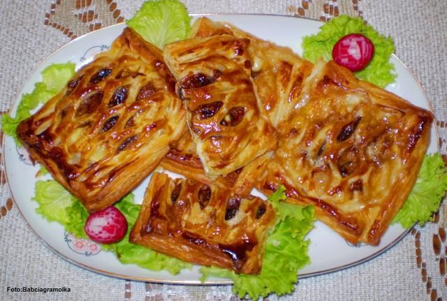 Camembert z pieczarkami w cieście  Camembert z pieczarkami w cieście