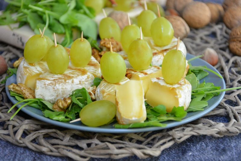 Camembert z rukolą i orzechami