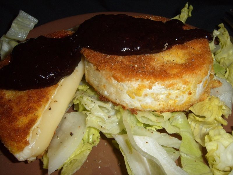 Camembert z sosem z czarnej porzeczki Camembert z sosem z czarnej porzeczki