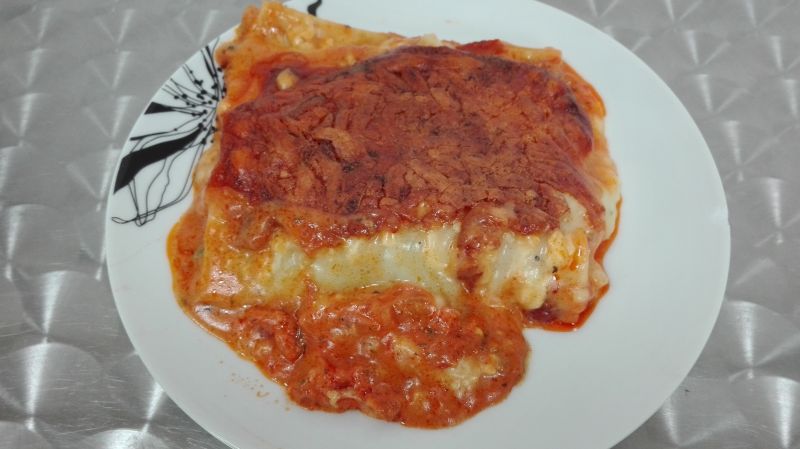 Cannelloni ze szpinakiem pod beszamelem Cannelloni ze szpinakiem pod beszamelem