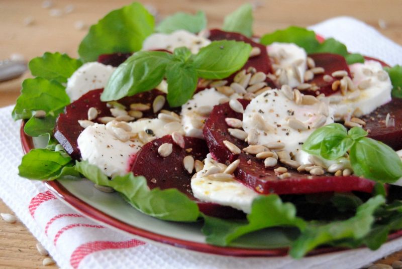 Caprese z buraczkami 