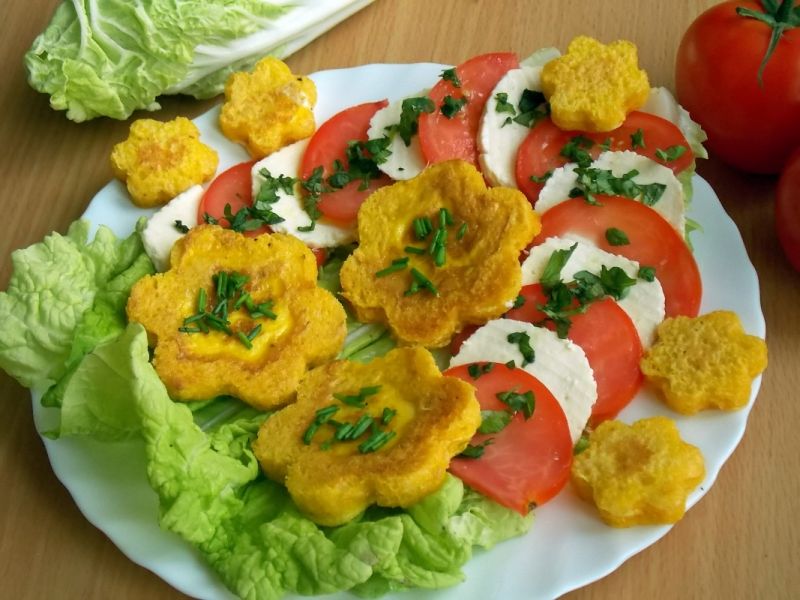 Caprese z jajecznym chlebem Caprese z jajecznym chlebem