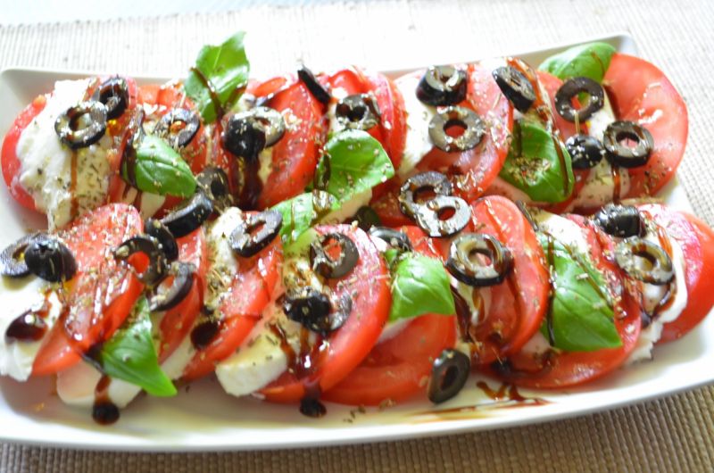 Caprese z oliwkami i bazylią Caprese z oliwkami i bazylią