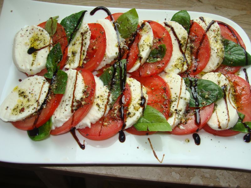 Caprese z sosem ziołowym Caprese z sosem ziołowym