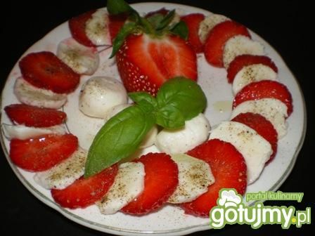 Caprese z truskawkami Caprese z truskawkami