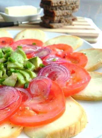 Caprese z wędzoną mozzarellą i awokado Caprese z wędzoną mozzarellą i awokado
