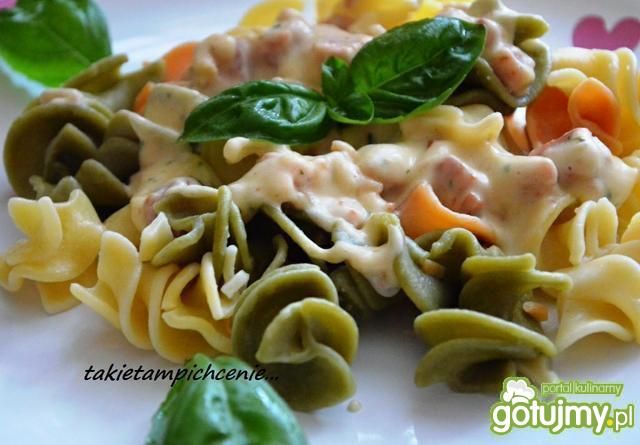 Carbonara na kolorowych świdrach  Carbonara na kolorowych świdrach