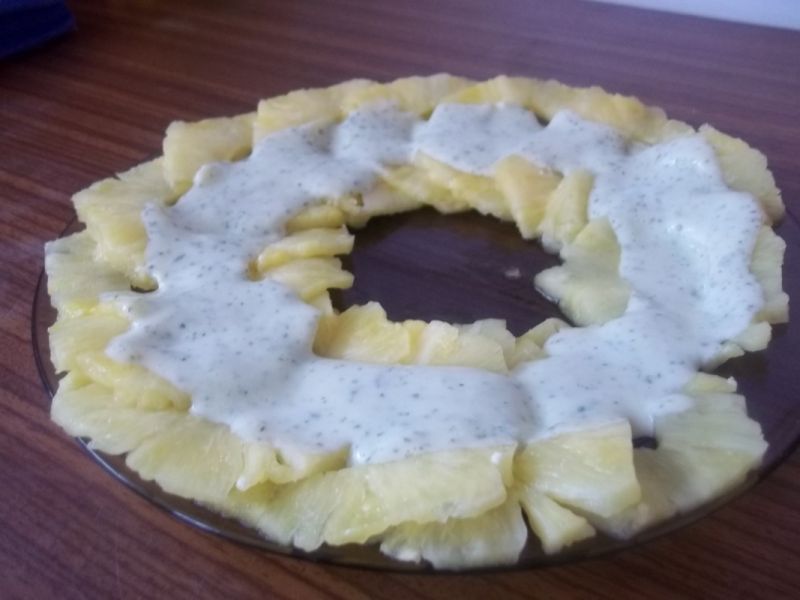Carpaccio z ananasa z sosem miętowym