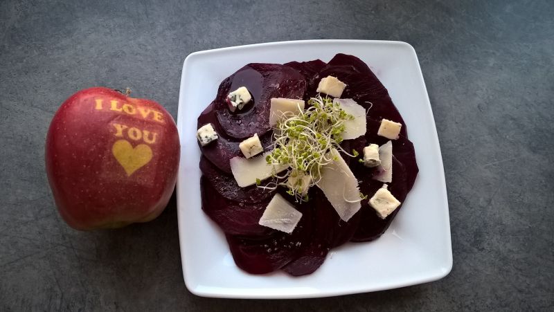 Carpaccio z buraka z serami i kiełkami brokuła