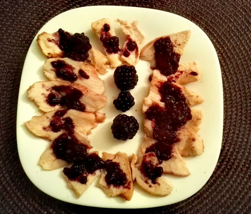 Carpaccio z kurczaka w sosie jeżynowym Carpaccio z kurczaka w sosie jeżynowym