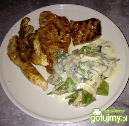 Carry z fasolką szparagową i pieczarkami