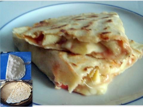 Cassoni  z karczochami i mozzarellą.