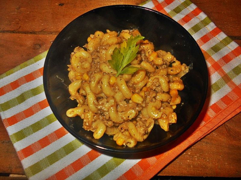 Cavatappi z mięsem i kukurydzą