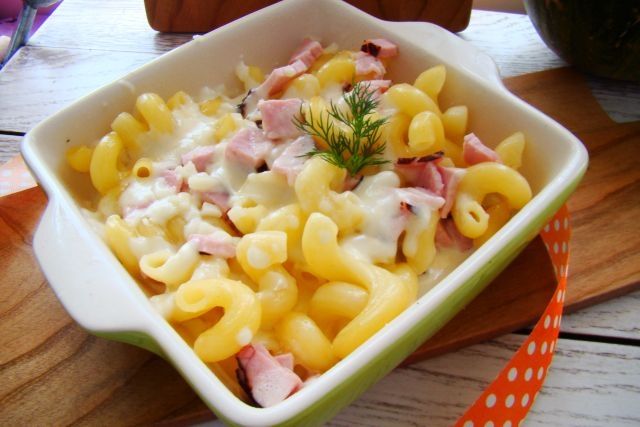 Cavatappi z serem i szynką 