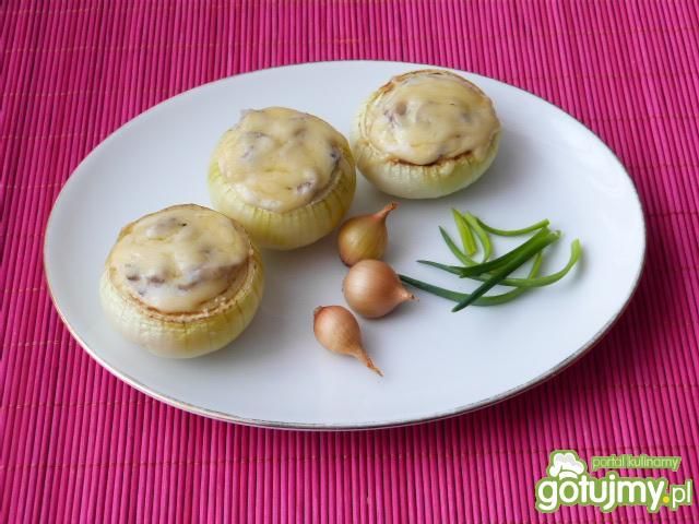 Cebula nadziewana ryżem i pieczarkami Cebula nadziewana ryżem i pieczarkami