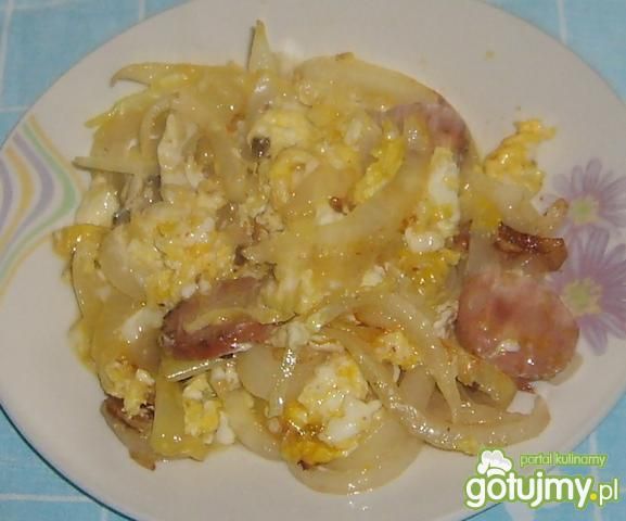 Cebula zasmażana z kiełbasą Cebula zasmażana z kiełbasą