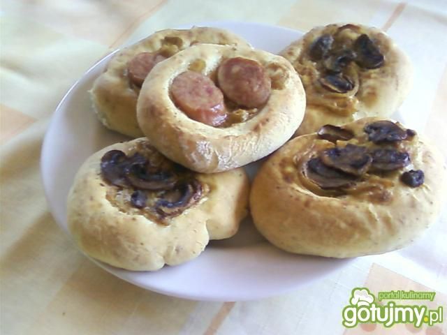 Cebulaki - drożdżowe bułki z dodatkami Cebulaki - drożdżowe bułki z dodatkami