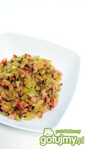 Cebulka duszona z kiełbasą i chili