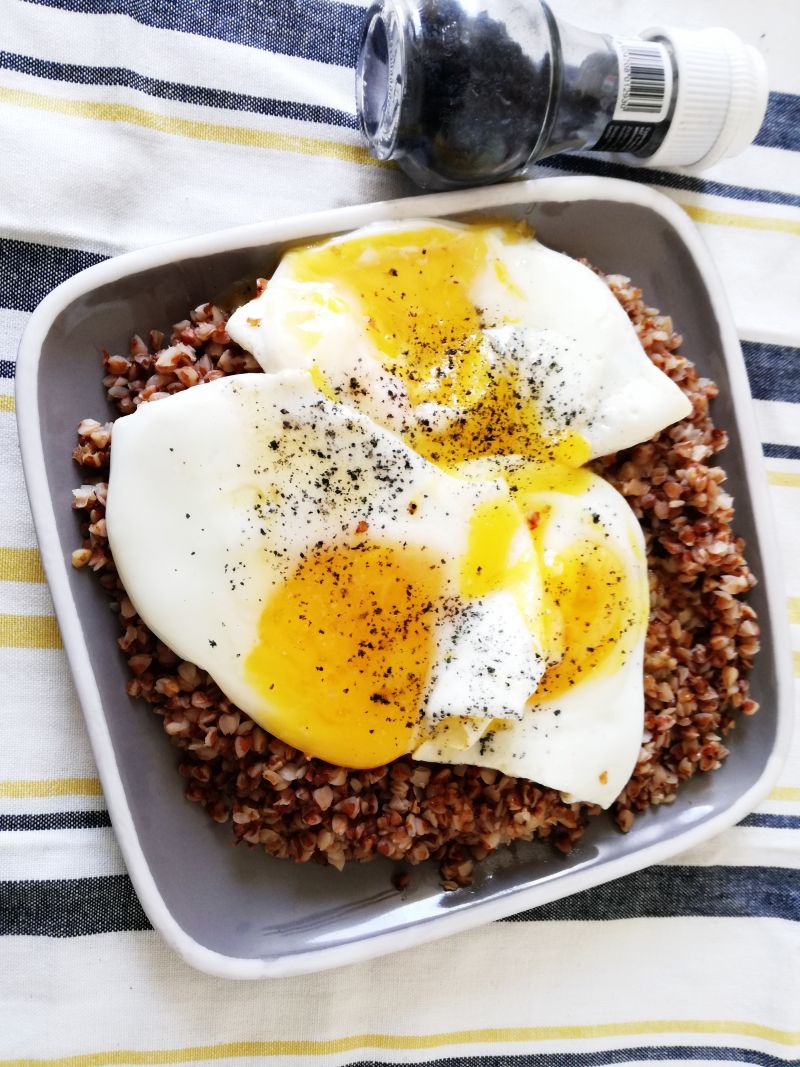 Cebulowa kasza gryczana z jajkiem Cebulowa kasza gryczana z jajkiem