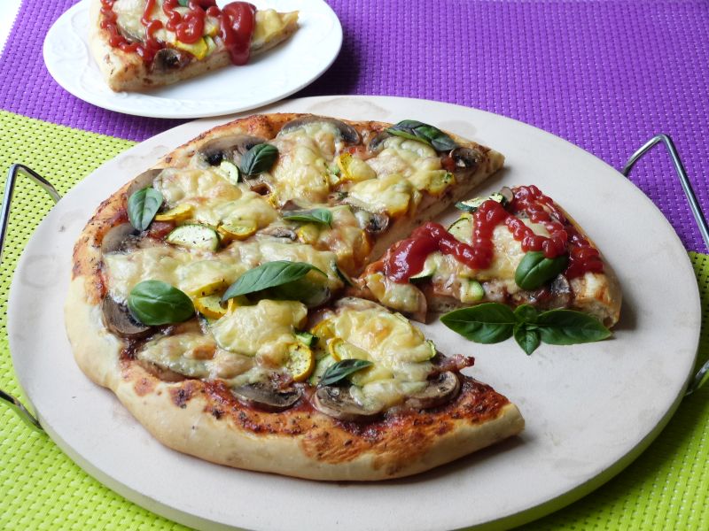 Cebulowa pizza z cukinią i pieczarkami Cebulowa pizza z cukinią i pieczarkami