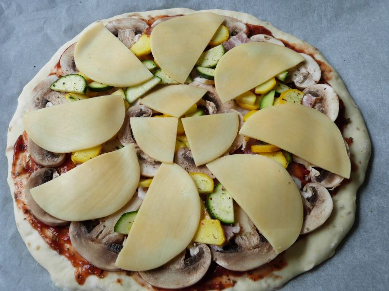 Cebulowa pizza z cukinią i pieczarkami