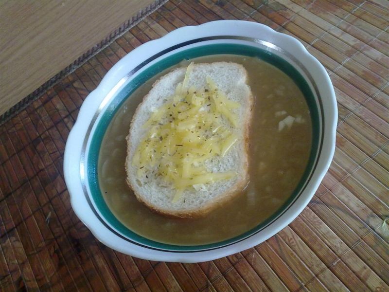 Cebulowa z grzanką serową