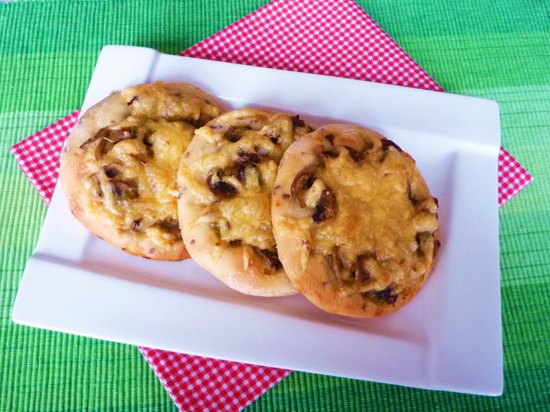 Cebulowe pizzerinki z pieczarkami Cebulowe pizzerinki z pieczarkami