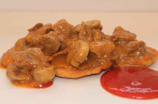 Cebulowe placki ziemniaczane z mięsnym sosem