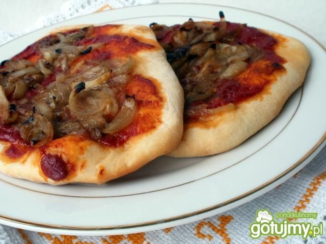 Cebulowo-pomidorowe placki drożdżowe Cebulowo-pomidorowe placki drożdżowe