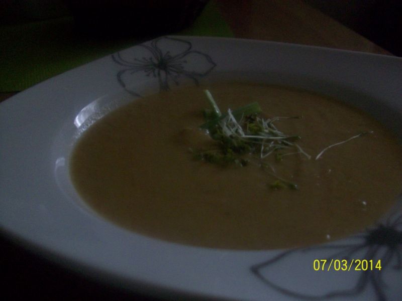 Cebulowy krem z rzeżuchy i fasolki szparagowej  Cebulowy krem z rzeżuchy i fasolki szparagowej