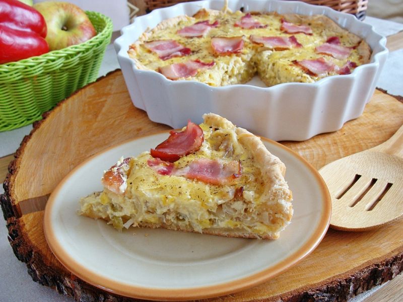 Cebulowy quiche z chipsami z boczku