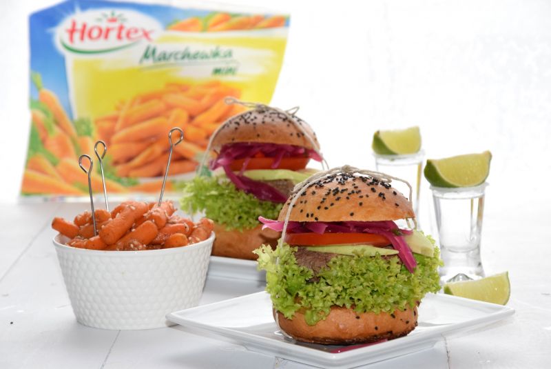 Cemitas z wołowiną i karmelizowanymi marchewkami Cemitas z wołowiną i karmelizowanymi marchewkami